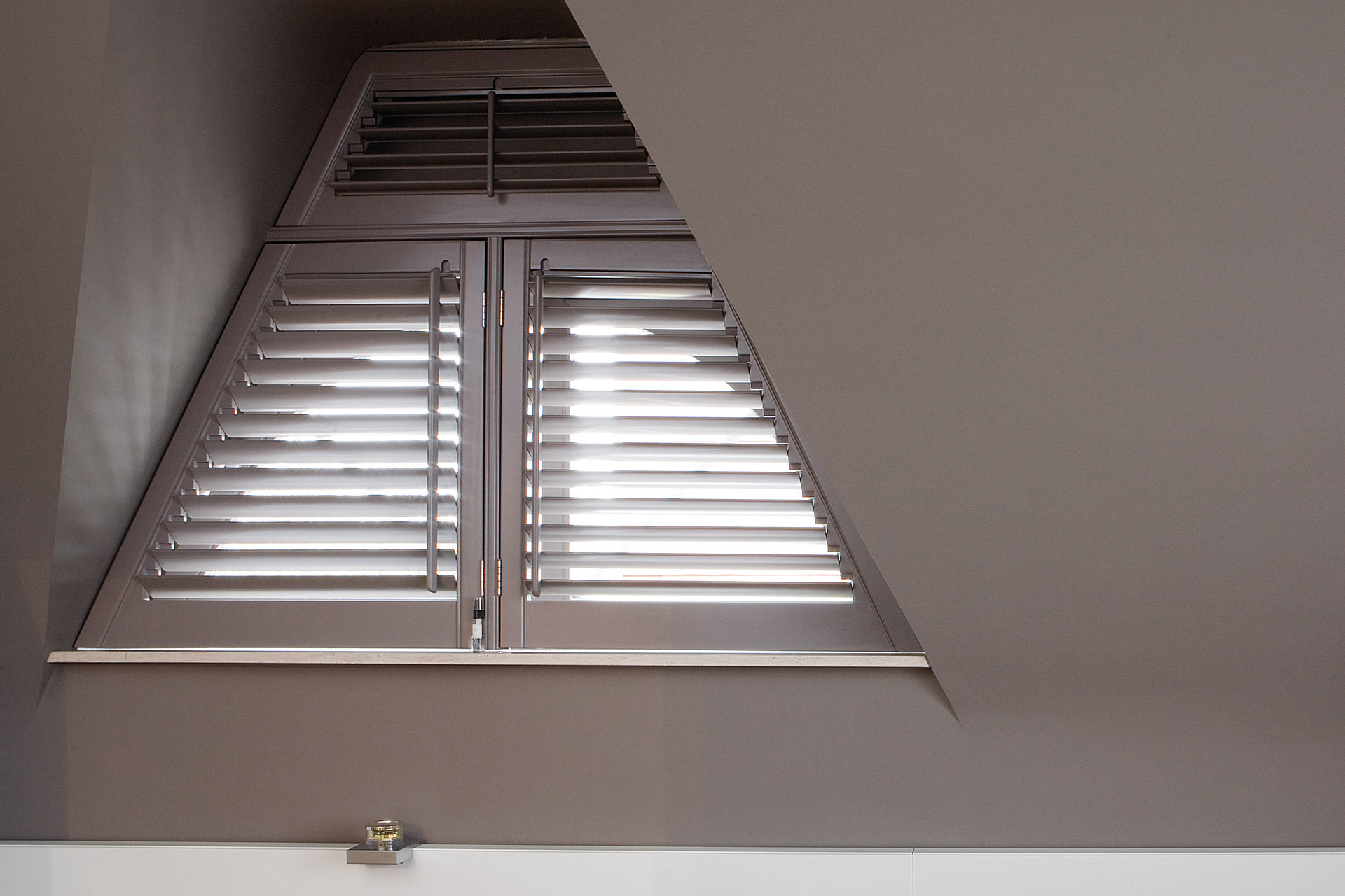 Horizontale jaloezieën vs shutters: dit zijn de verschillen en voordelen
