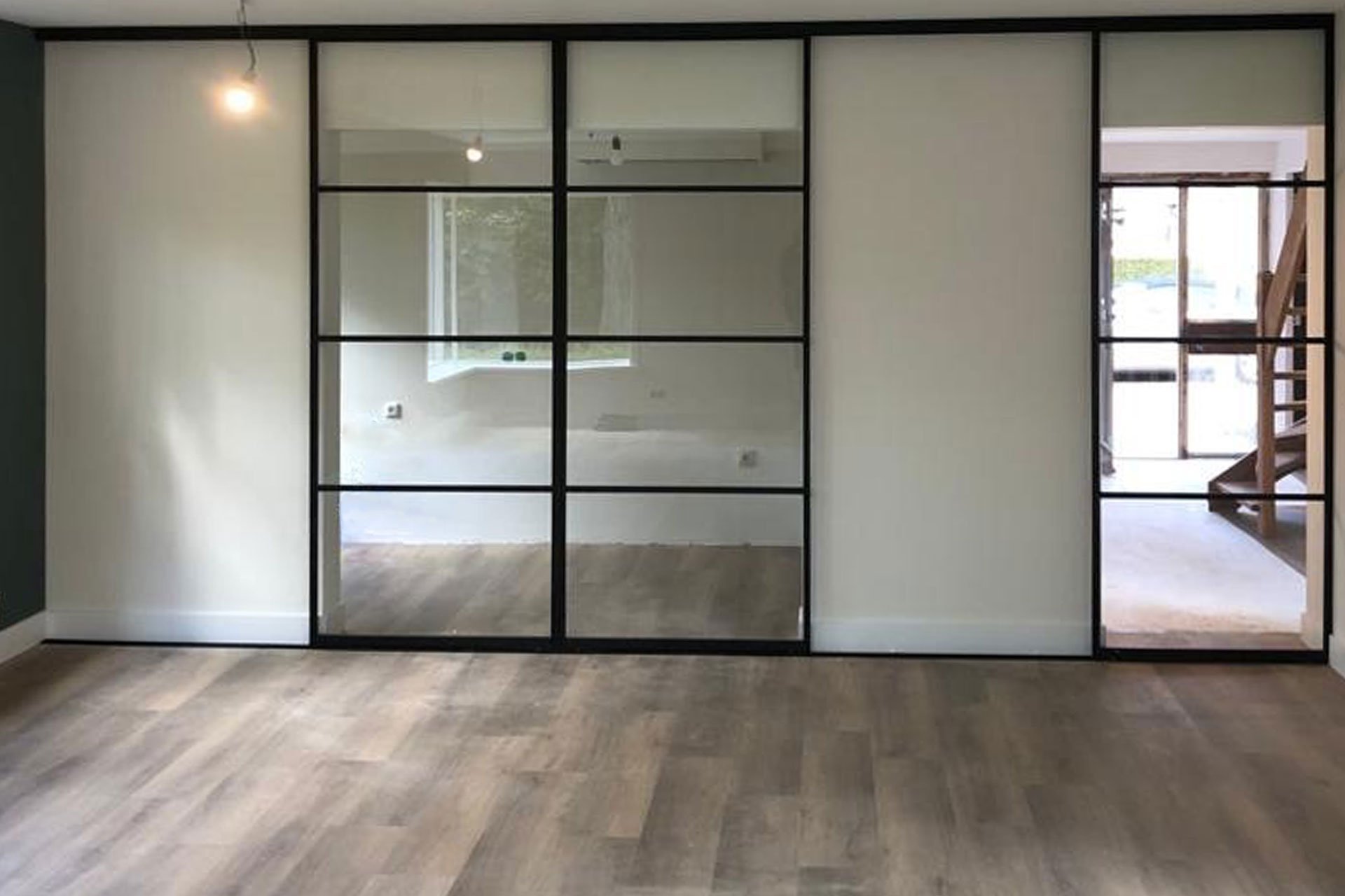 Ruimte afscheiden met een glazen wand en schuifdeuren